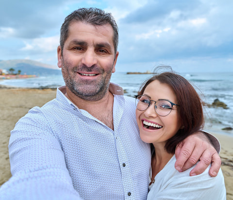 happy-mature-couple-taking-selfie-photo-on-smartph-2023-11-27-05-21-38-utc-copia (1)